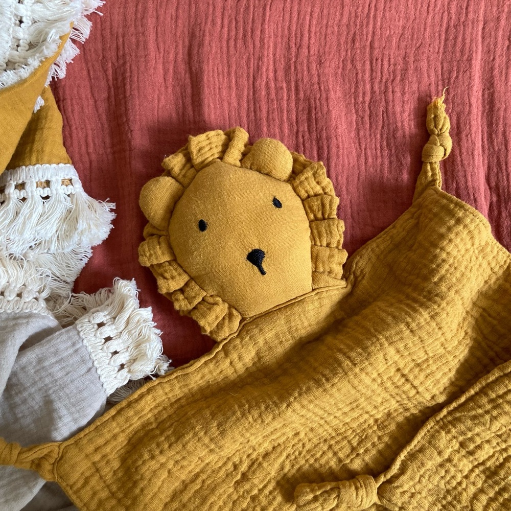 ⭐️ BOGO ⭐️ HP-Leo the Lion Muslin Lovey - Picture 2 of 7